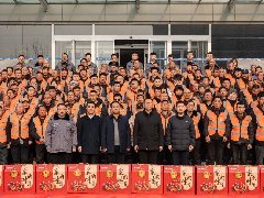 情系農(nóng)民工 蛇年送祝?！A兆控股為優(yōu)秀農(nóng)民工發(fā)放春節(jié)禮品